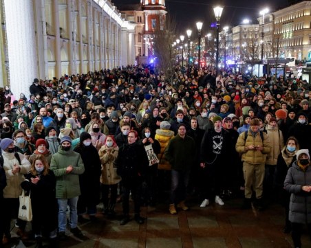 Десетки руски градове излязоха на протест срещу агресията над Украйна