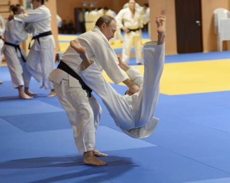 Международната федерация по джудо отне статуса на Путин като почетен президент