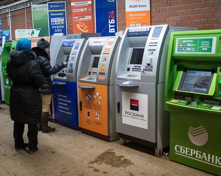 Oпашки се извиха пред банкоматите в Русия, хората теглят огромни суми в брой