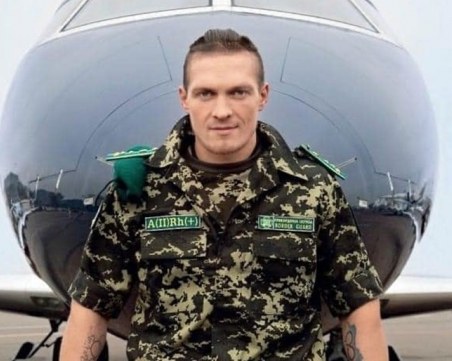 Усик се прибра в Украйна, за да защитава страната си
