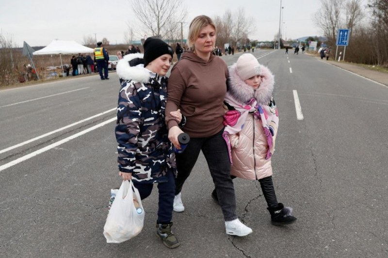 Без да се замисли жена преведе две непознати деца през украинската граница