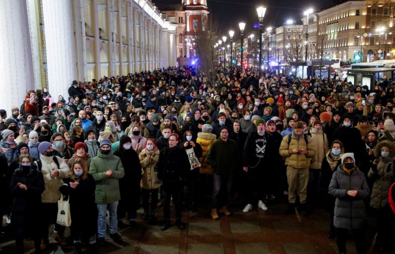 Десетки руски градове излязоха на протест срещу агресията над Украйна