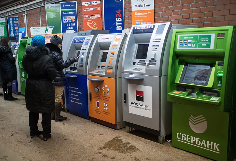 Oпашки се извиха пред банкоматите в Русия, хората теглят огромни суми в брой