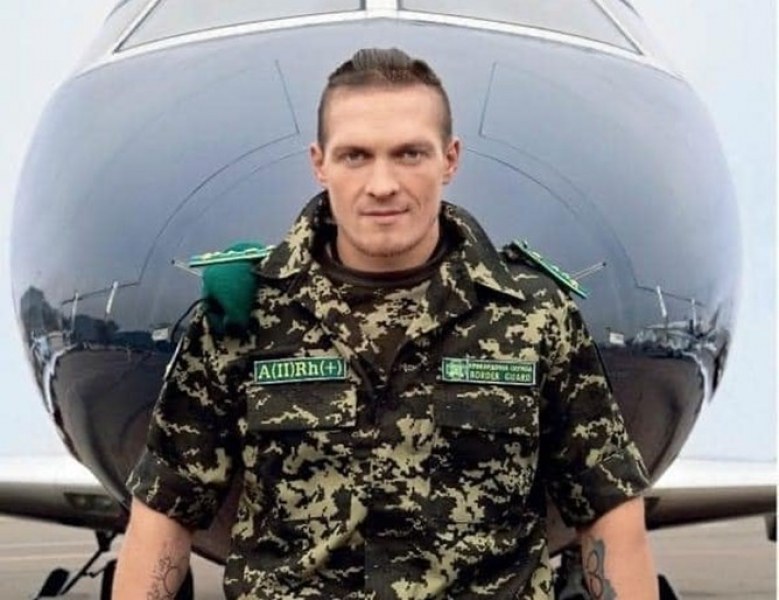 Усик се прибра в Украйна, за да защитава страната си