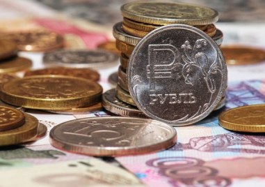 Руската рубла поевтиня с почти 30 спрямо долара днес след