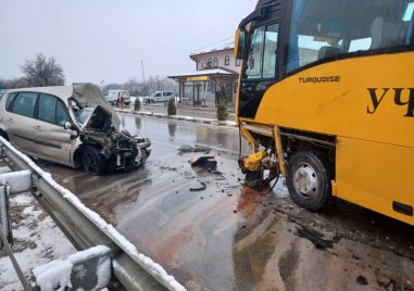 Мъж загина в инцидент с ученически автобус по пътя Шумен