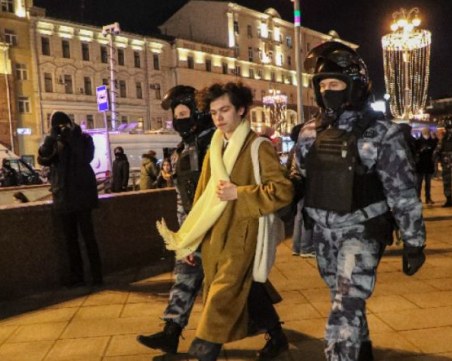 900 души са били арестувани по време на антивоенните протести в Русия