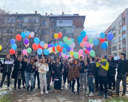 Домът на културата грейва в цветовете на дъгата за Деня на хората с редки болести