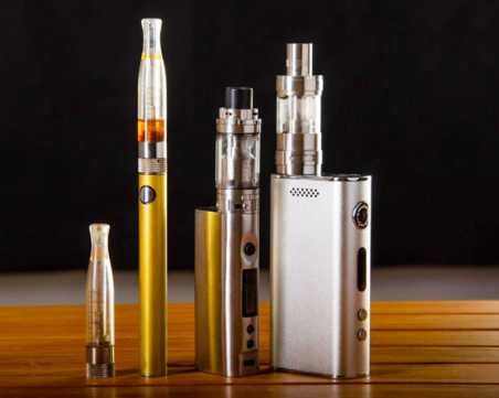 Какво влияние оказват електронните цигари върху оралното здраве?