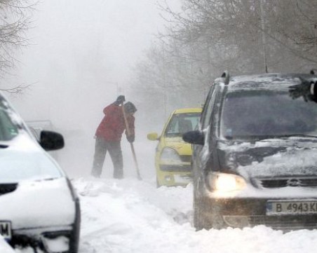 По пътищата в Смолянска област - задължително с вериги, снегът вече достига 40 см