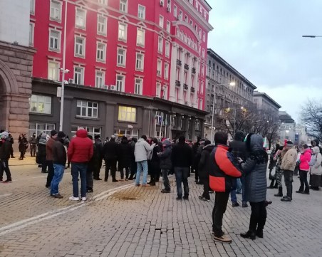Протест в подкрепа на Янев блокира централен булевард в София
