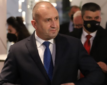 Радев: Смяната на военния министър в разгара на военна криза е риск