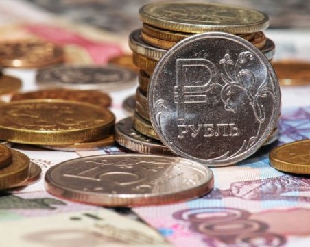 Руската рубла падна с 30% спрямо долара