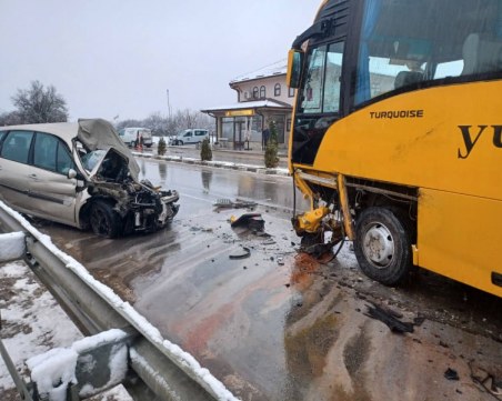 Училищен автобус и кола се блъснаха край Смядово, мъж загина