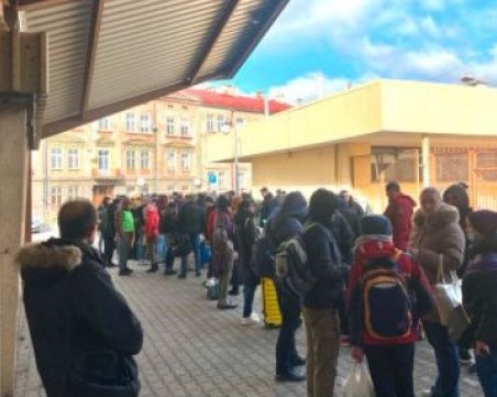 Украинци, живеещи в Полша, се връщат в страната, за да се бият, докато други бягат