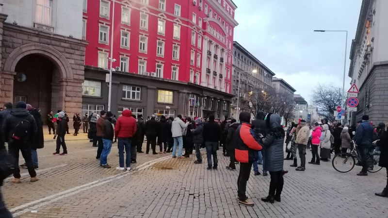 Протест в подкрепа на Янев блокира централен булевард в София