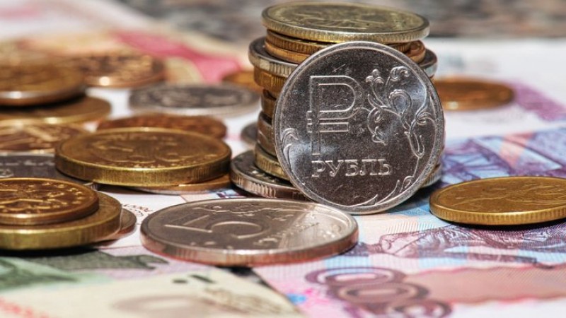 Руската рубла поевтиня с почти 30% спрямо долара днес, след