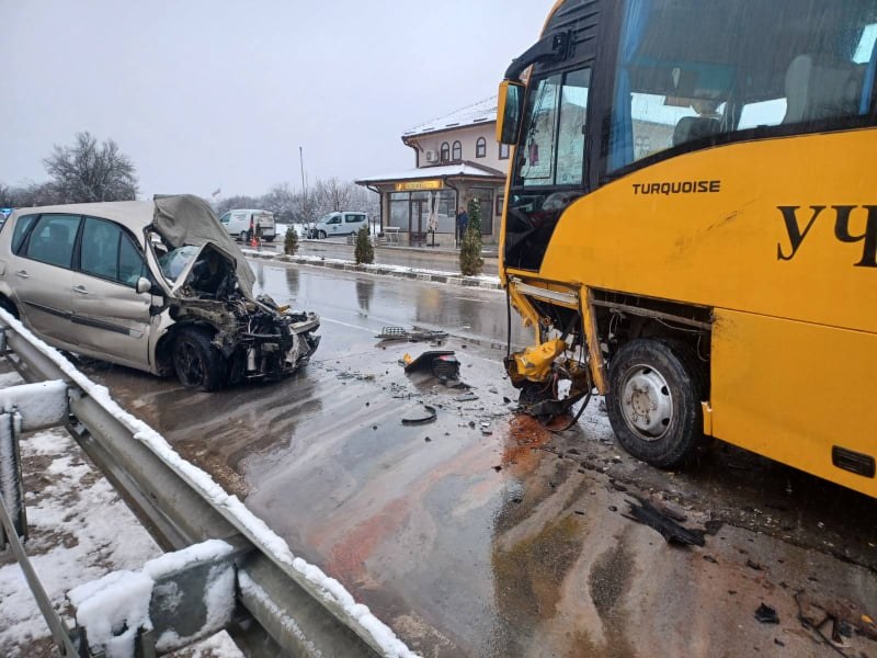 Училищен автобус и кола се блъснаха край Смядово, мъж загина