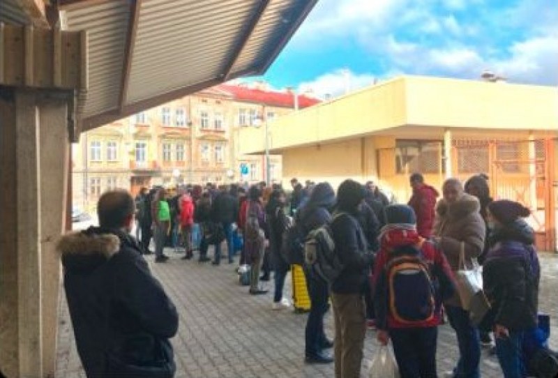 Украинци, живеещи в Полша, се връщат в страната, за да се бият, докато други бягат