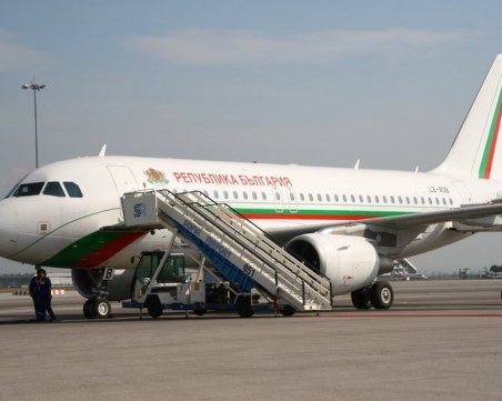 Десислава Атанасова: Новият военен министър пристигна от Брюксел с правителствения самолет