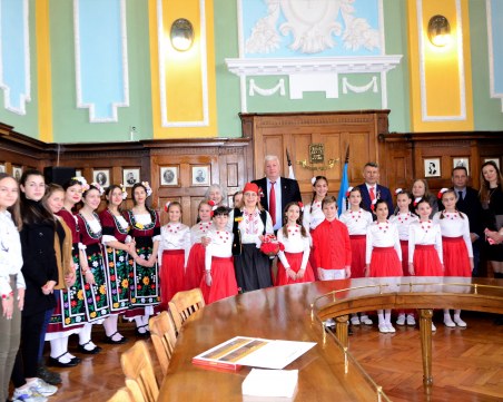 Децата от Общински детски комплекс закичиха с мартеници Здравко Димитров