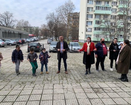 Димитър Колев се включи в изработването на най-дългата мартеница