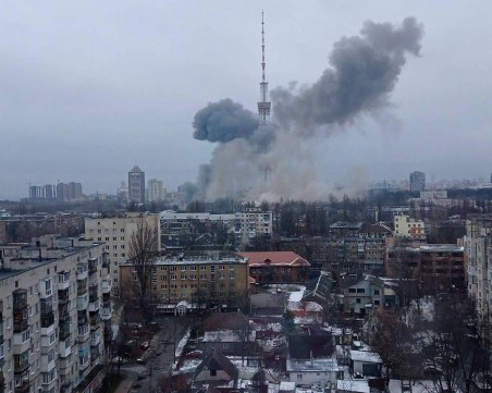 Евродепутатите аплодират на крака Зеленски, а в българския парламент си правят забележки за речника