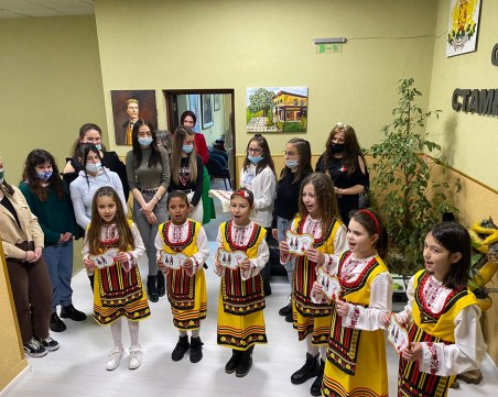 Мартенички от Стамболийски – символичен подарък за децата от Украйна и Русия