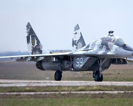 Министерството на отбраната: Не е обсъждано предоставянето на бойна техника за Украйна