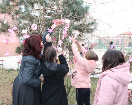 МОН: Намаляват положителните тестове за COVID при училищния персонал