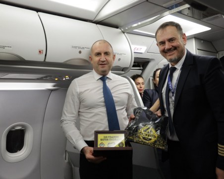 Президентът Румен Радев получи артикули за 110-години Ботев, поканиха го на дербито