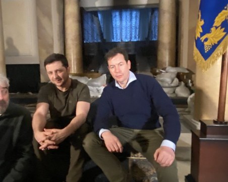 Зеленски разговаря с журналисти от таен бункер, отказва да напусне столицата