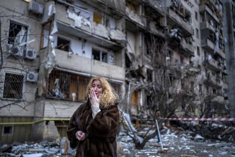 Българин в Харков за бомбардировките: Семейство изгоря в колата си, жена загина в кухнята си