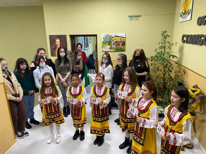 Мартенички от Стамболийски – символичен подарък за децата от Украйна и Русия
