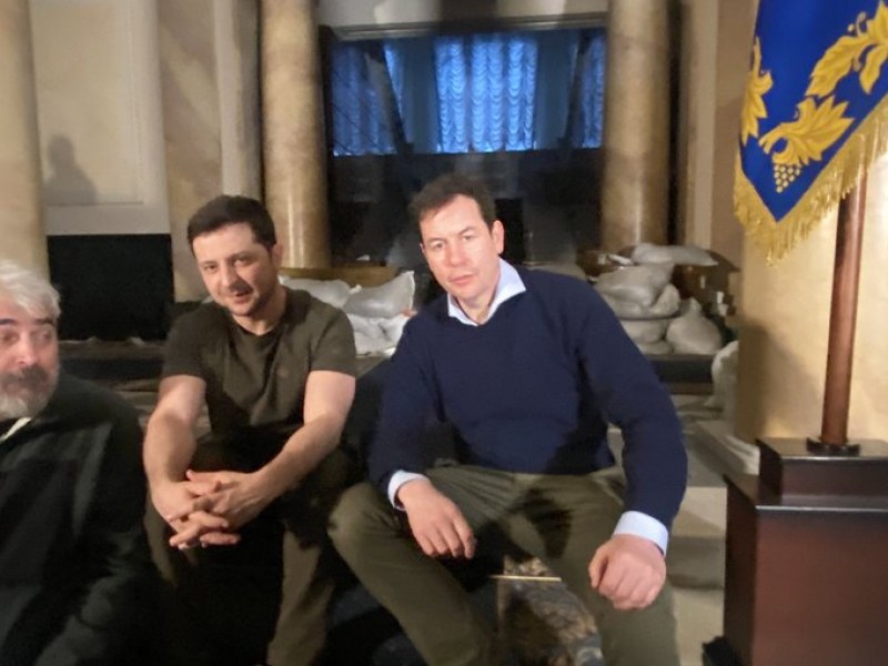 Зеленски разговаря с журналисти от таен бункер, отказва да напусне столицата