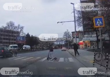 Автомобил едва не сгази дете с тротинетка на пешеходна пътека