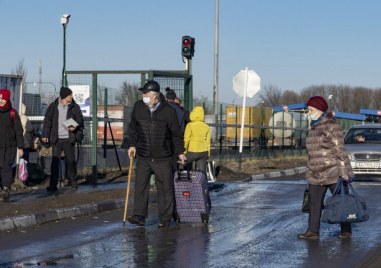 Още автобуси с евакуирани от Украйна хора пристигнаха на границата ни