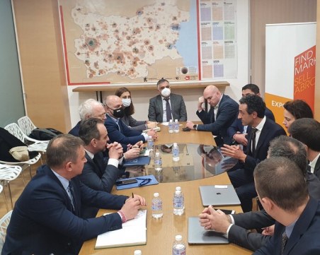 Бизнесът може да наеме 200 хил. украински специалисти в България