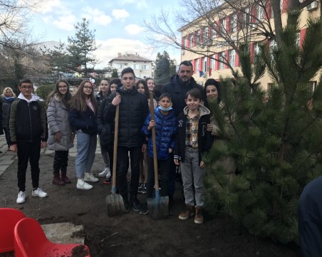 Кметът Георги Стаменов и ученици от ОУ 