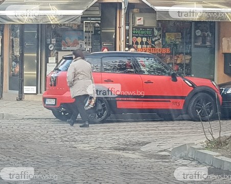 Шофьорка спря на пешеходна пътека, за да изпие сутрешното си кафе