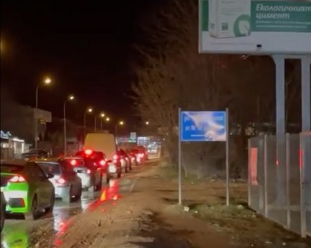 Огромни опашки посред нощ по бензиностанциите в Пловдив след минаването на 3 лева за литър