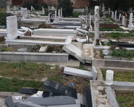 Пет деца между 8 и 10 години съборили 200 паметни плочи на Централни гробища в Пловдив