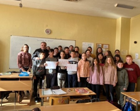 Петокласници от Пловдив продават мартеници с благотворителна цел