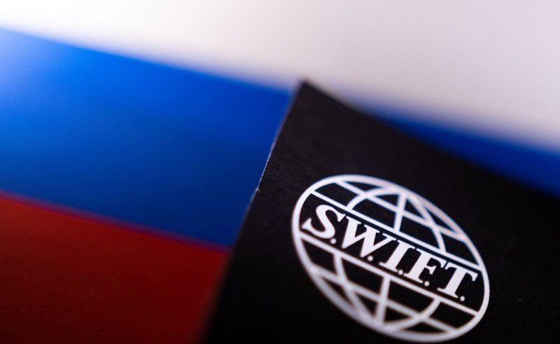 ЕС изключи седем руски банки от международната финансова система SWIFT.