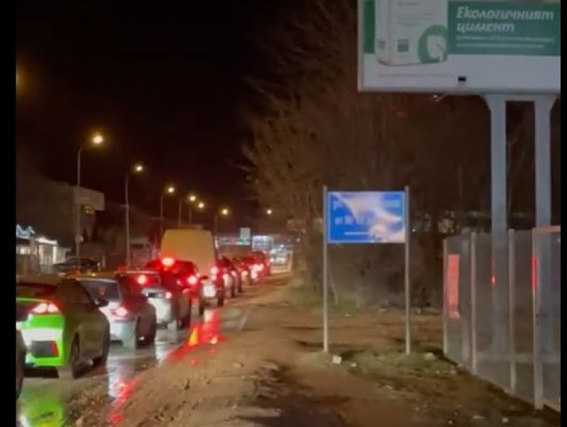 Огромни опашки посред нощ по бензиностанциите в Пловдив след минаването на 3 лева за литър