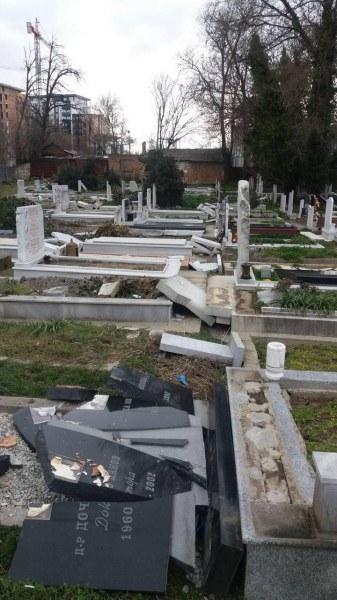 Пет деца между 8 и 10 години съборили 200 паметни плочи на Централни гробища в Пловдив