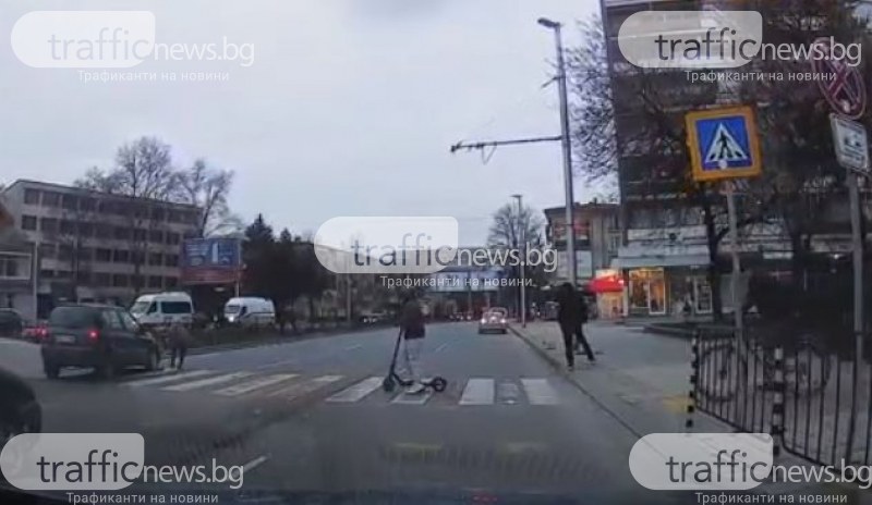 Автомобил едва не сгази дете с тротинетка на пешеходна пътека