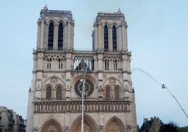 Голямата камбана на катедралата Нотр Дам в Париж прокънтя днес по пладне
