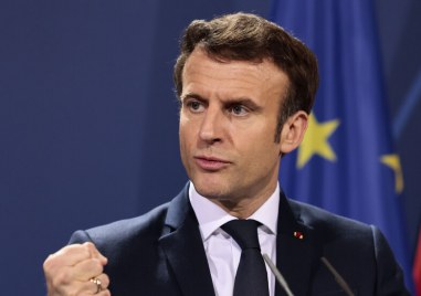 Френският президент Еманюел Макрон смята че най лошото тепърва предстои съобщи