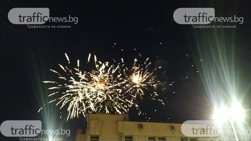 Красива заря огря небето на Пловдив за празника